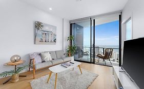 Coastal Chic 2 Bed Apt In Broadbeach